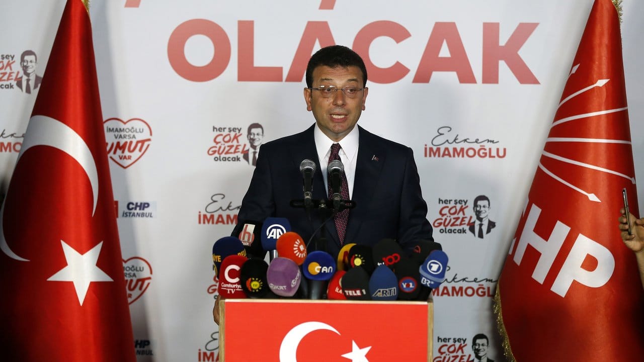 Ekrem Imamoglu spricht nach seinem Wahlsieg zur Presse.