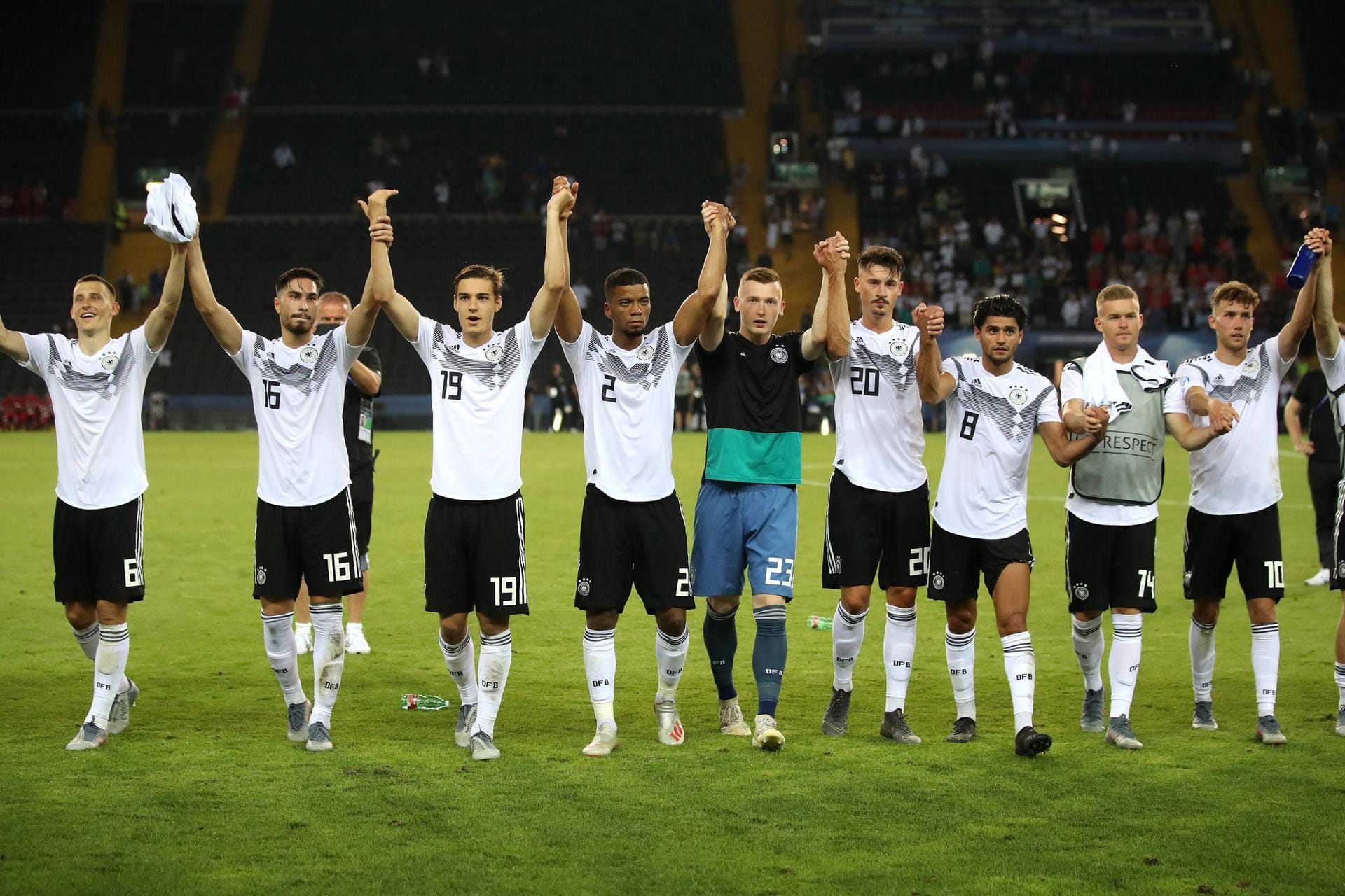 Die deutsche U21-Nationalmannschaft ist durch das 1:1 gegen Österreich ins Halbfinale der EM eingezogen – brauchte dafür aber auch viel Glück. Die Leistungen in der Einzelkritik von Redakteur Tim Lüddecke (Sportbuzzer).