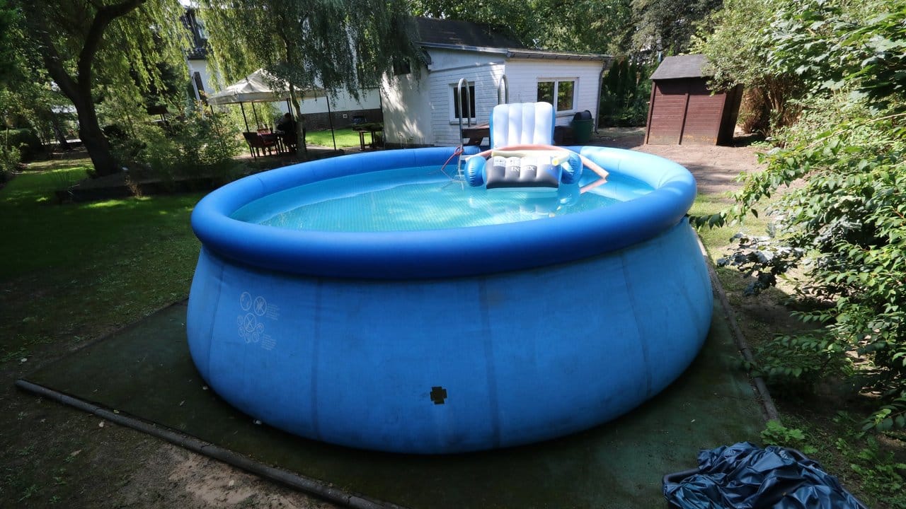 Wer wenig Platz hat oder nur ein bisschen planschen möchte, kann einen aufblasbaren Swimmingpool im Garten aufstellen.