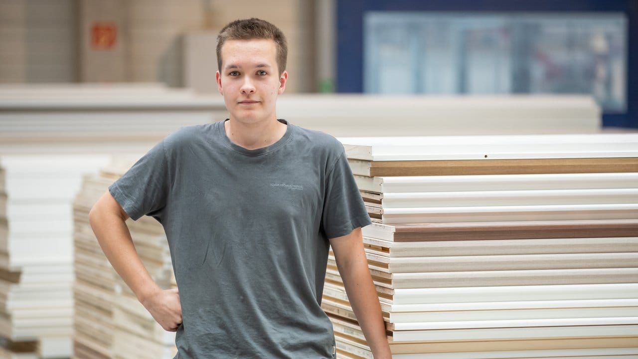 Er hat Spaß am Umgang mit Holz: Lukas Meißner macht bei der Firma Köhnlein Türen eine Ausbildung zum Holzmechaniker.