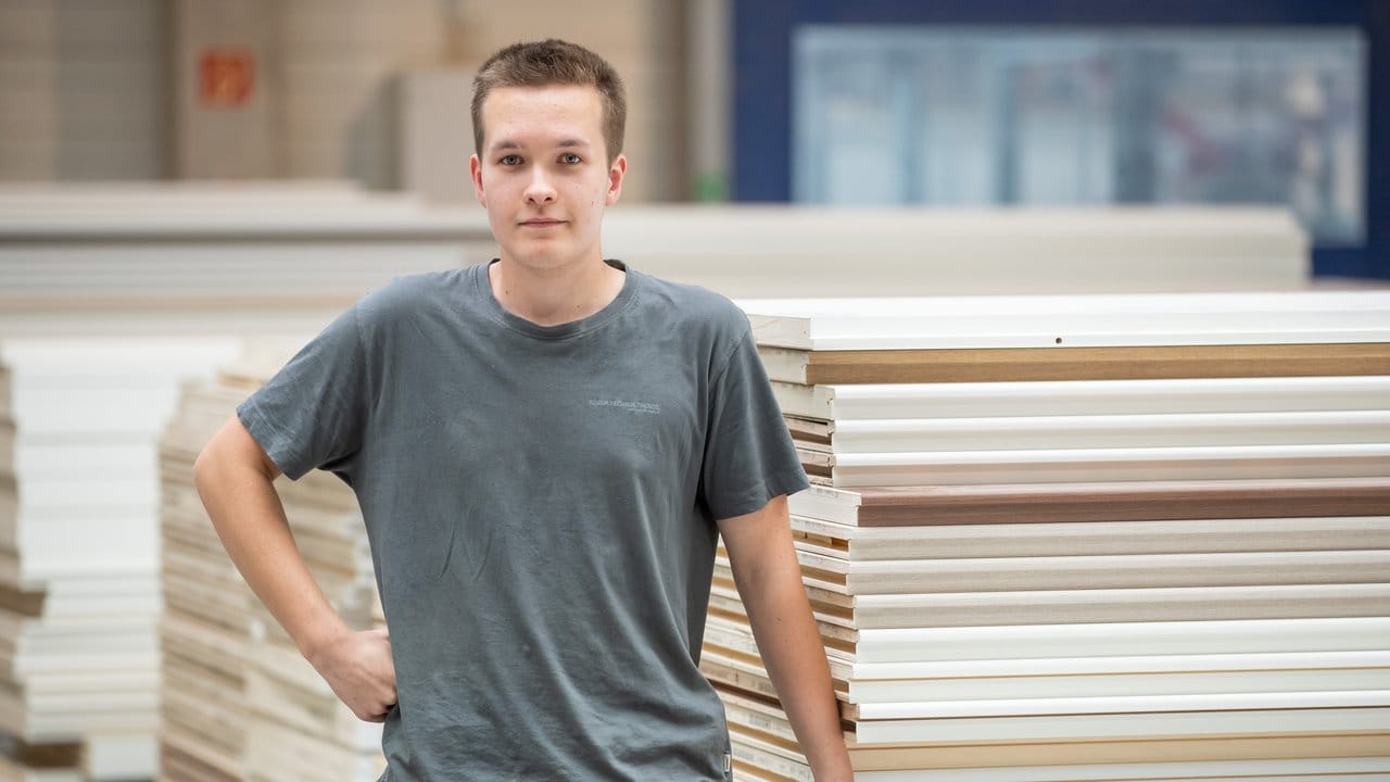 Er hat Spaß am Umgang mit Holz: Lukas Meißner macht bei der Firma Köhnlein Türen eine Ausbildung zum Holzmechaniker. Er hat Spaß am Umgang mit Holz: Lukas Meißner macht bei der Firma Köhnlein Türen eine Ausbildung zum Holzmechaniker.