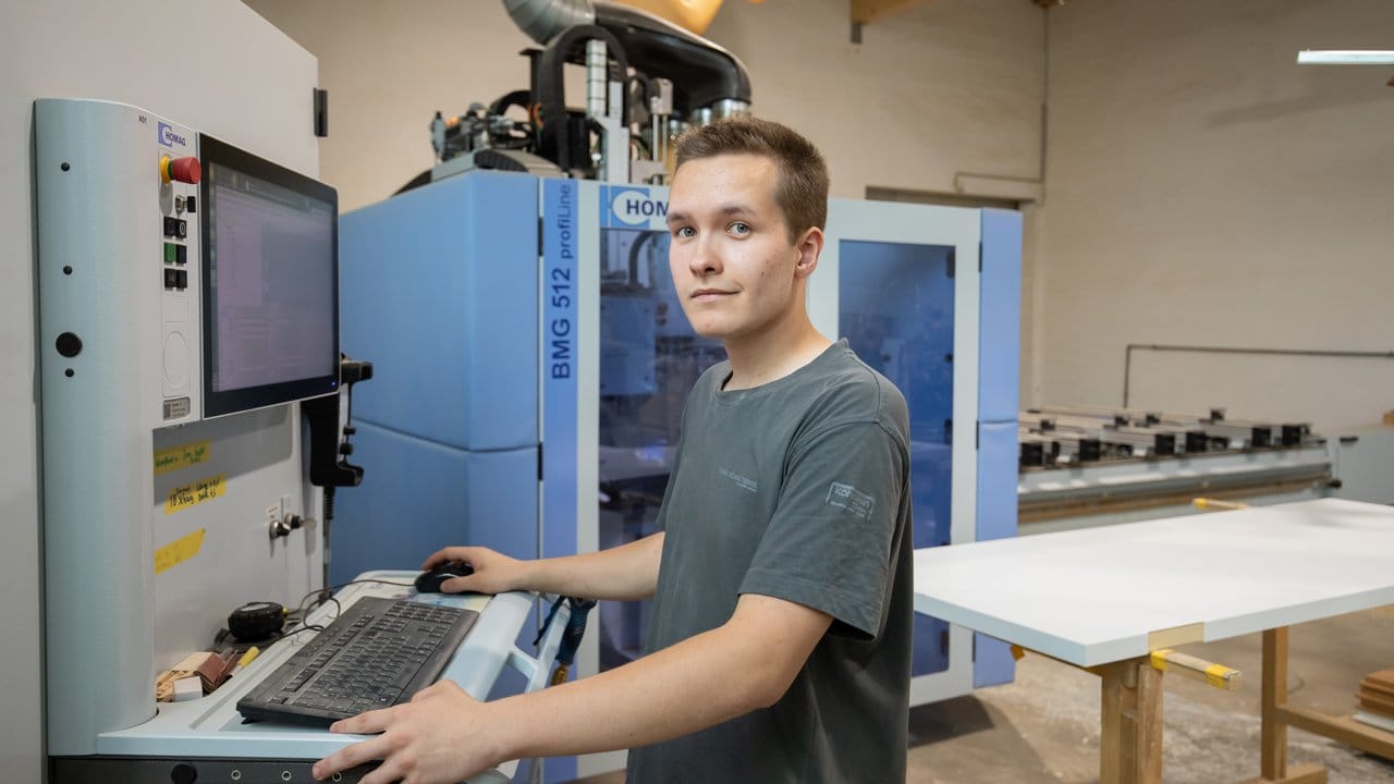 Mit der Fräsmaschine bringen Holzmechaniker das Holz, mit dem sie arbeiten, auf die gewünschten Maße.