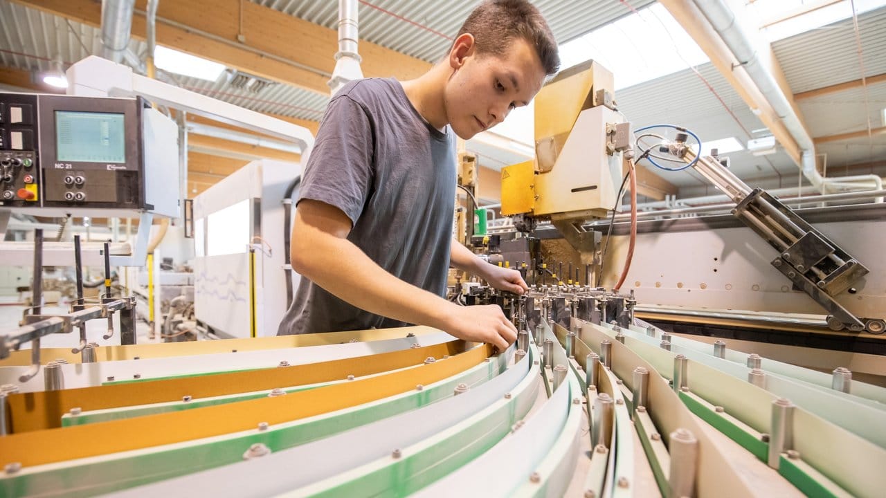 Angehende Holzmechaniker müssen in ihrem Beruf über lange Zeit aufmerksam bleiben können: Das ist beim Kontrollieren und Bedienen von computergesteuerten Anlagen besonders wichtig. Angehende Holzmechaniker müssen in ihrem Beruf über lange Zeit aufmerksam bleiben können: Das ist beim Kontrollieren und Bedienen von computergesteuerten Anlagen besonders wichtig.