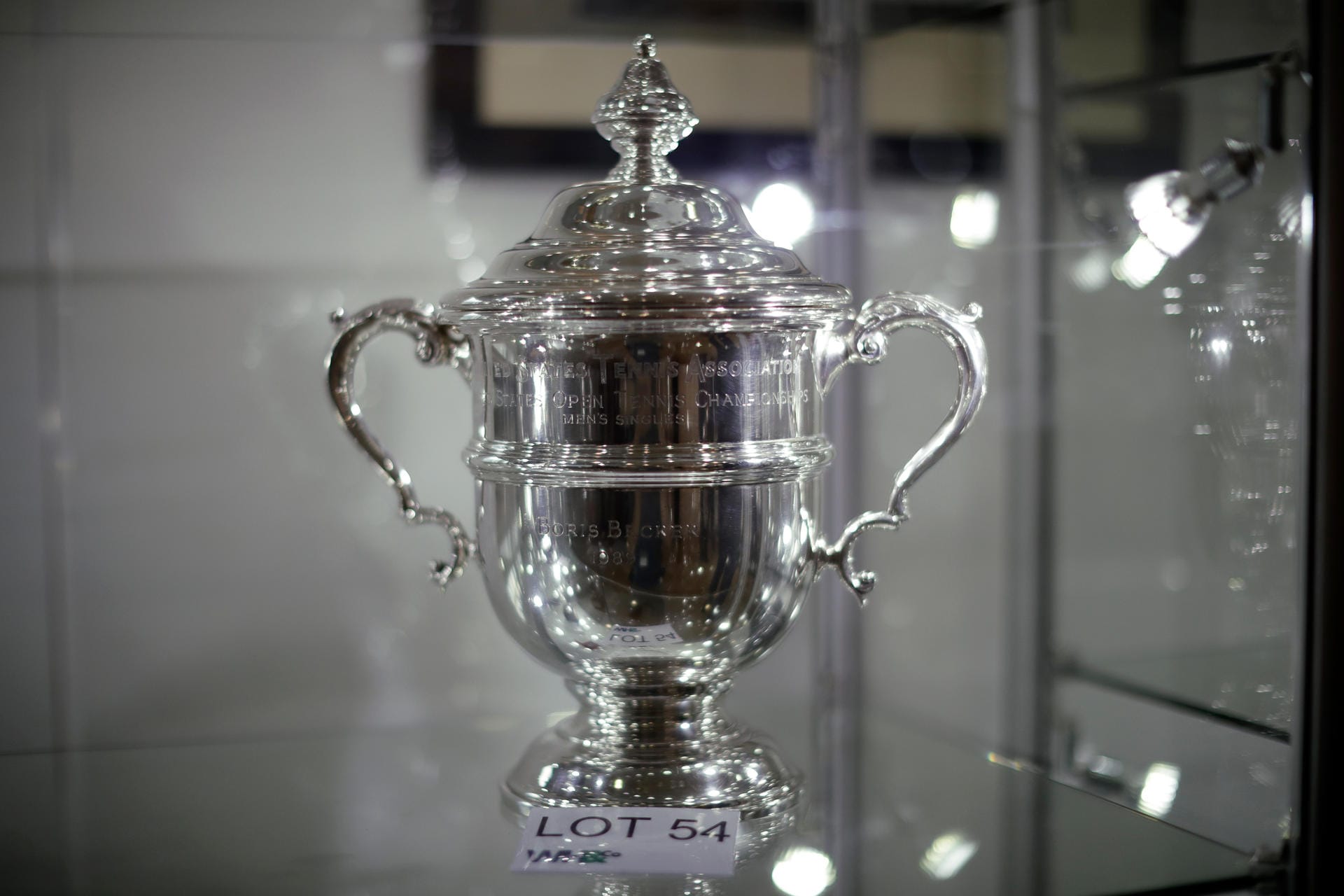 In einer Vitrine der Knapp-Galerie ist eine Replika der US-Open Trophäe des früheren deutschen Tennis-Stars Boris Becker zu sehen.