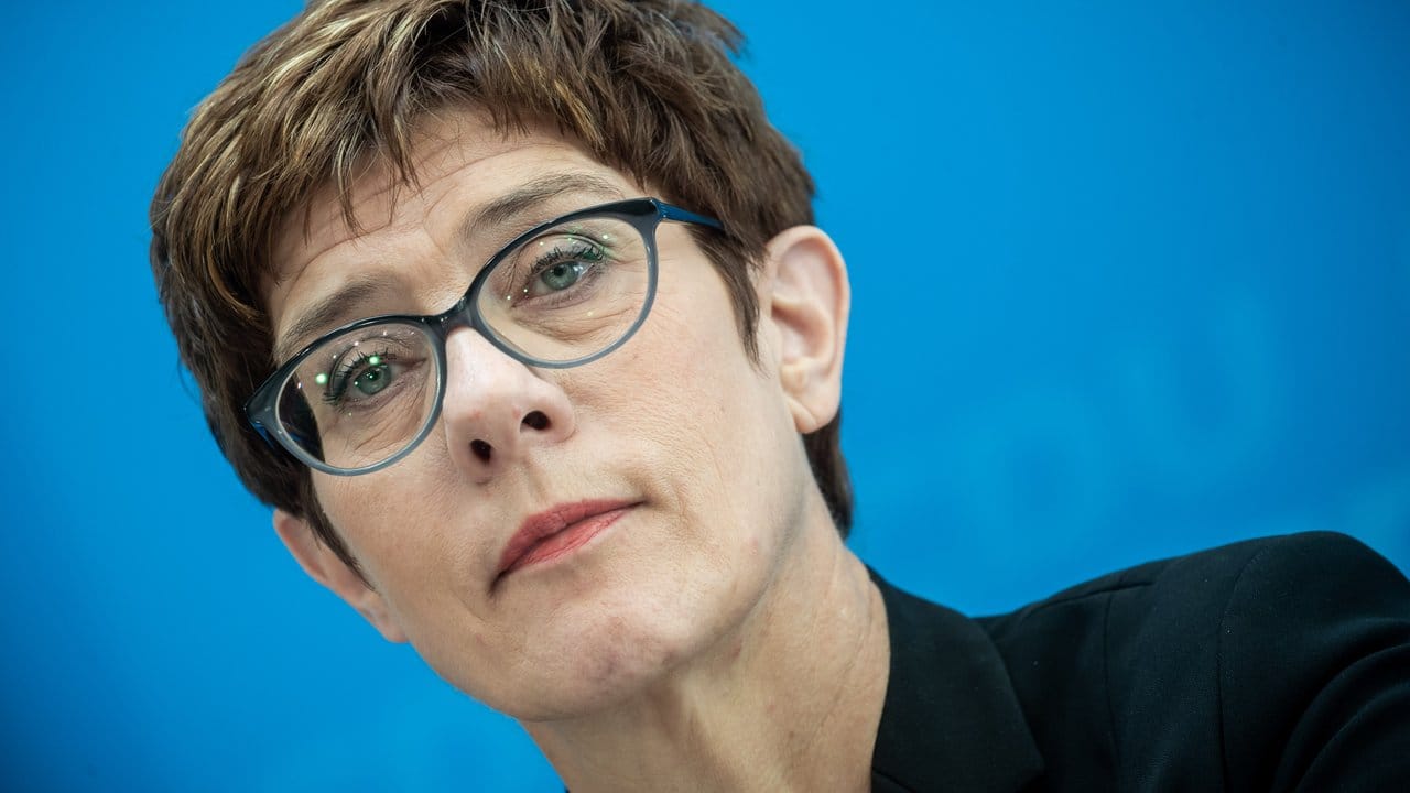 CDU-Chefin Annegret Kramp-Karrenbauer: "So wie ich die AfD im Moment betrachte, kann ich mir nicht vorstellen, dass es jemals eine Zusammenarbeit mit dieser Partei geben kann.