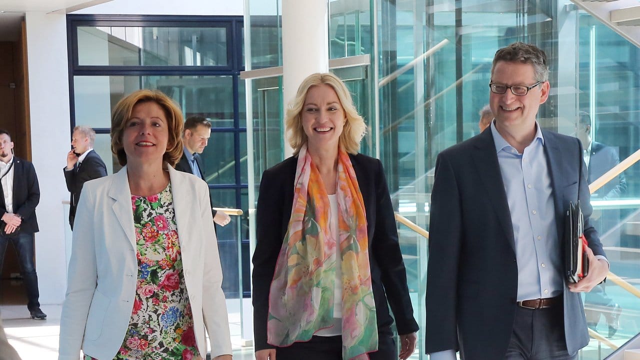 Die kommissarischen SPD-Vorsitzenden Malu Dreyer, Manuela Schwesig und Thorsten Schäfer-Gümbel auf dem Weg zur Sitzung des Parteivorstandes.