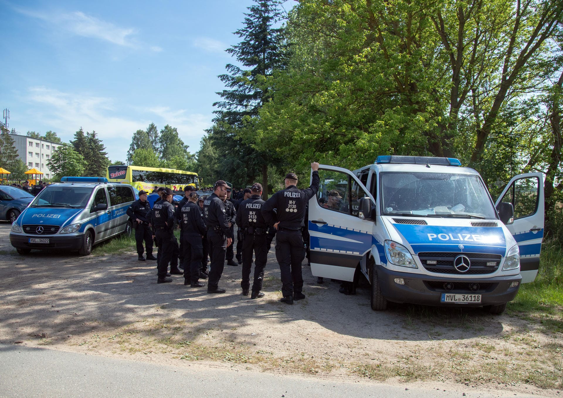 Polizisten sichern die Zufahrt zu einer der Absturzstellen in einem Feld in der Nähe von Nossentiner Hütte.