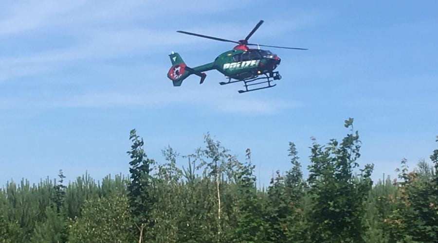 Ein Hubschauber kreist über dem Waldstück "Hoher Berg" nahe dem Dorf Loppin.