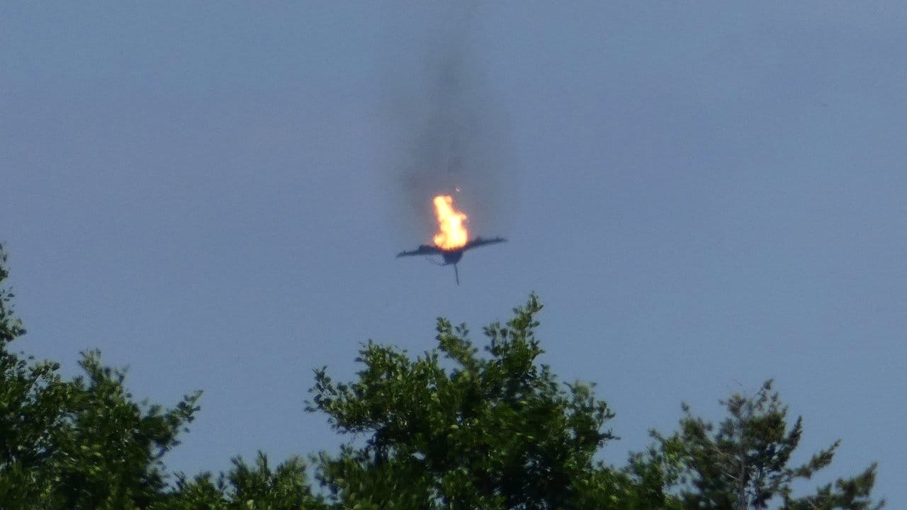 Ein brennender "Eurofighter" ist am Himmel über der Kleinstadt Malchow an der Mecklenburgischen Seenplatte zu sehen.