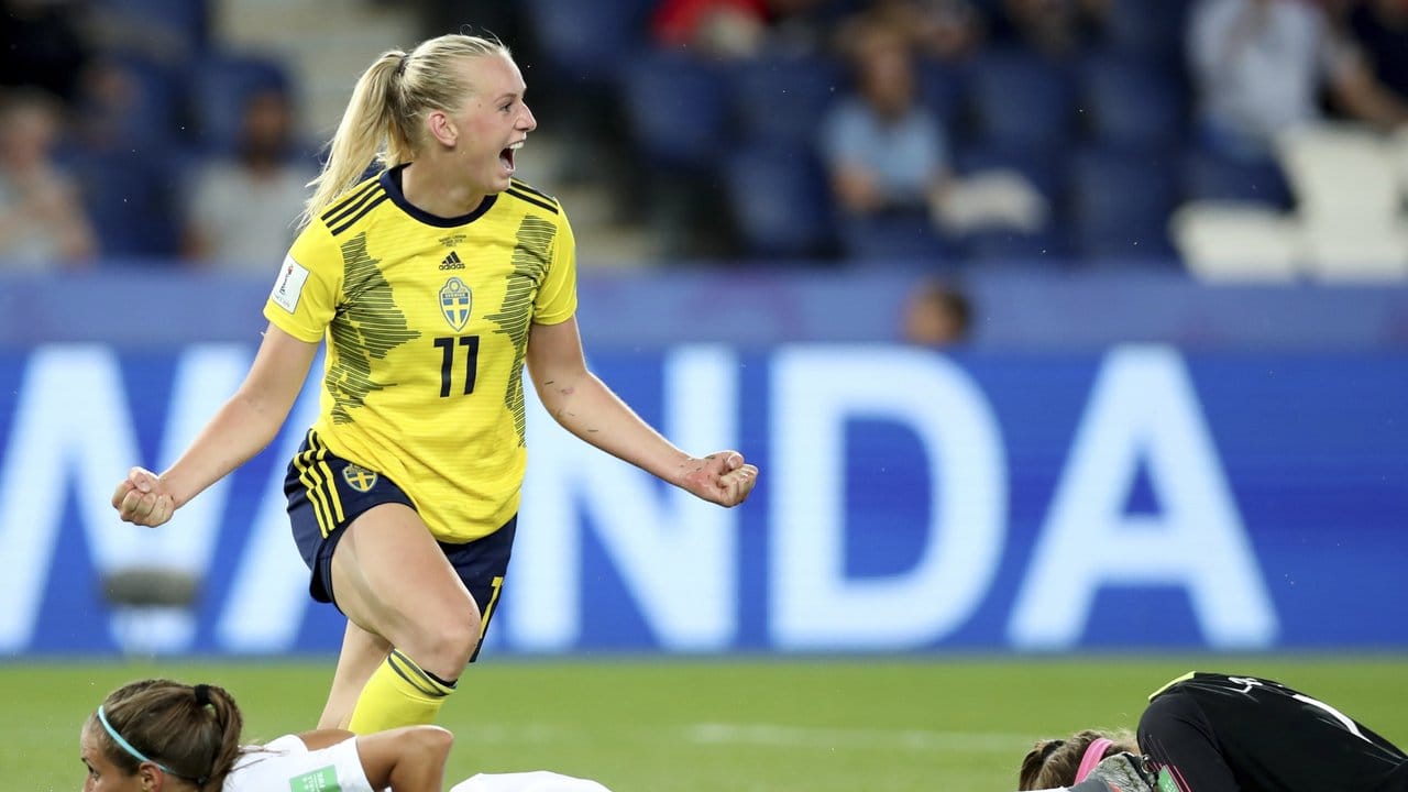 Schwedens Stina Blackstenius jubelt nachdem sie das 1:0 gegen Kanada erzielt hat.