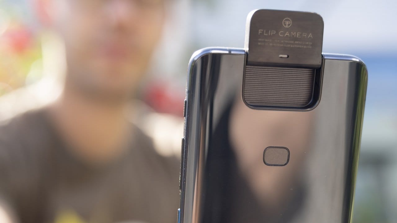 Umdrehen fürs Selfie: Die Kamera des Zenfone 6 lässt sich elektisch um 180 Grad drehen und wird so zur Selfie-Knipse.