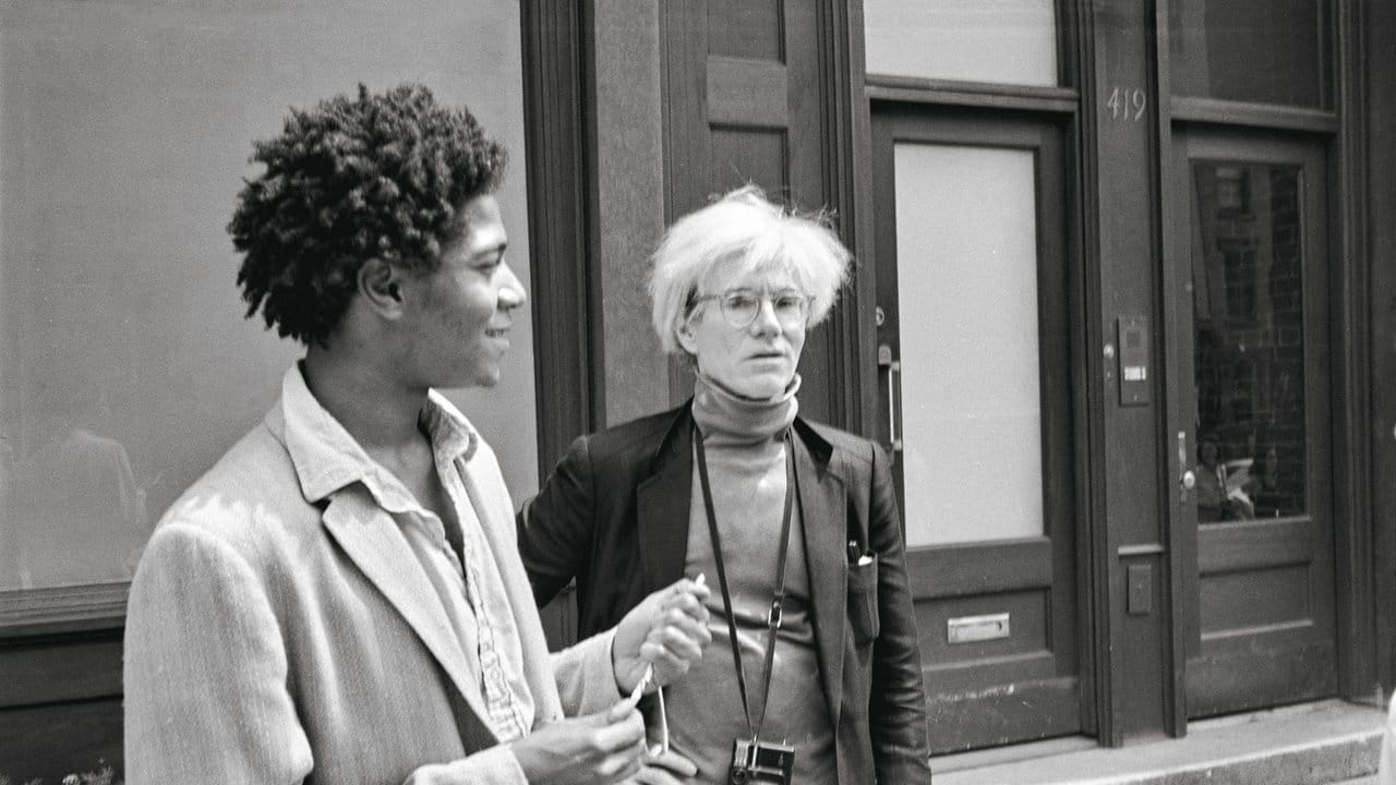 Jean-Michel Basquiat und Andy Warhol 1984 vor der Mary Boone Gallery in New York.