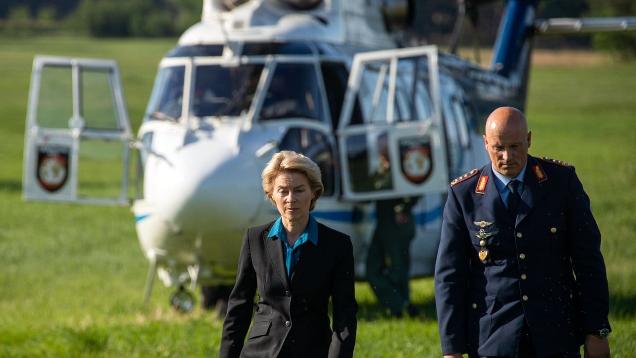 Verteidigungministerin Ursula von der Leyen und Ingo Gerhartz, Inspekteur der Luftwaffe, informieren sich an der Absturzstelle in der Nähe von Jabel.