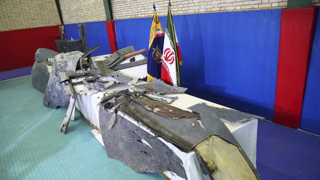 Die mutmaßlichen Überreste der abgeschossenen US-Drohne.