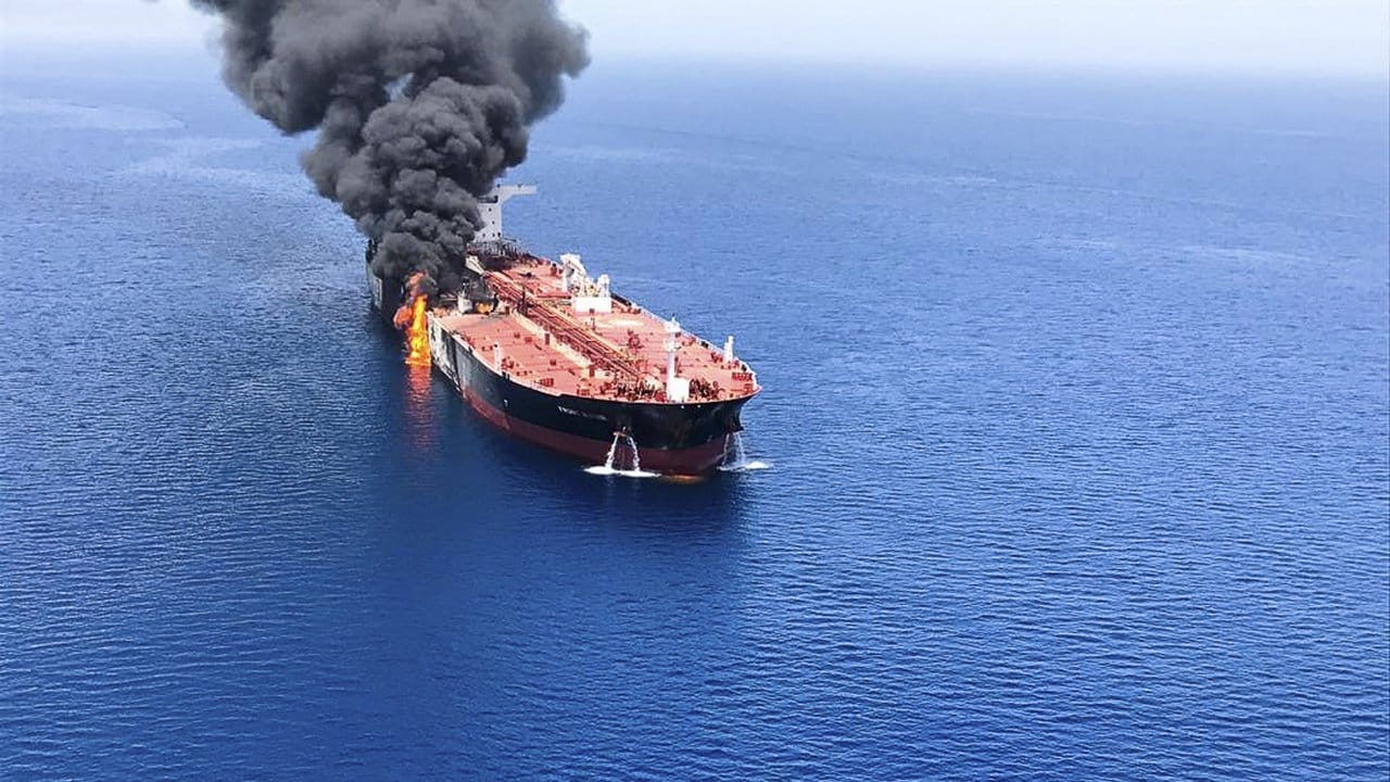Brennender Öltanker "Front Altair": Nach den Angriffen auf Schiffe im Golf von Oman eskalierte der Konflikt zwischen den USA und Iran weiter.