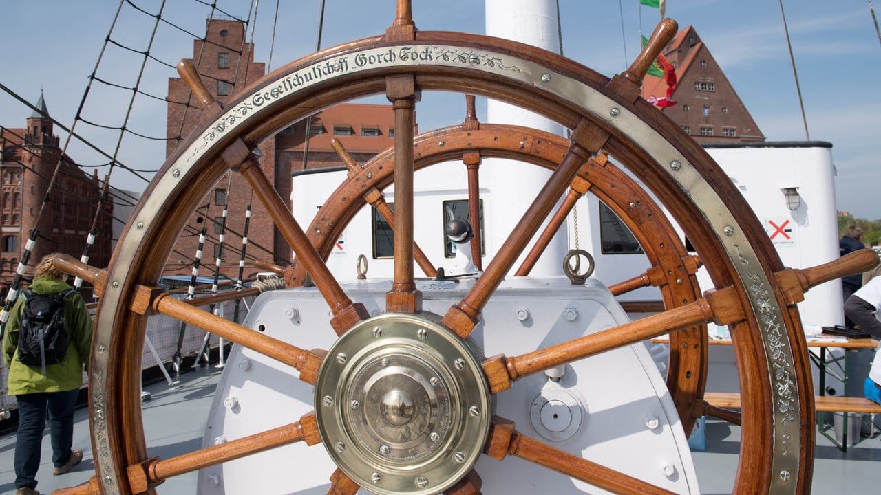 Blick auf den Schriftzug "Gorch Fock" am Steuerrad des Segelschiffs.
