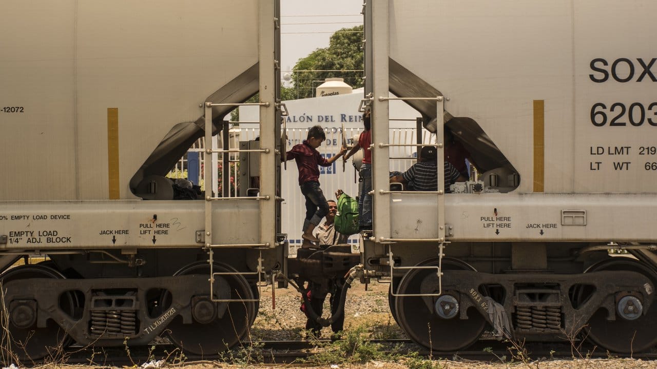 Warten auf die Weiterfahrt: Migranten aus Mittelamerika, die auf dem Weg in Richtung USA sind, im Bahnhof von Ciudad Ixtepec (Mexiko).