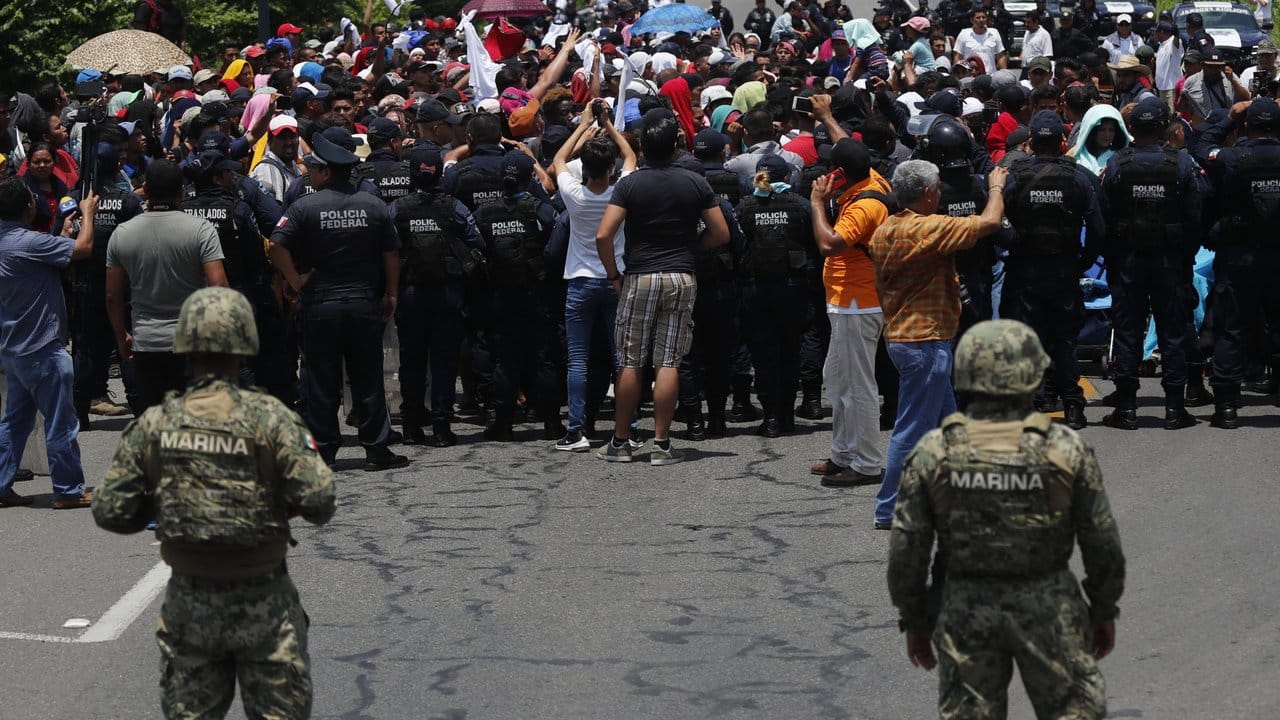 Mexikanische Polizisten stoppen Migranten auf dem Weg in die USA.