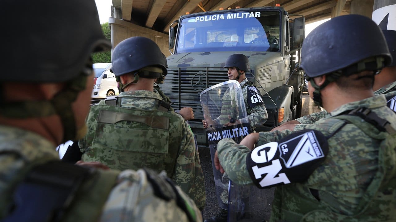 Mexikanische Militärpolizisten an einem Einwanderungskontrollpunkt.