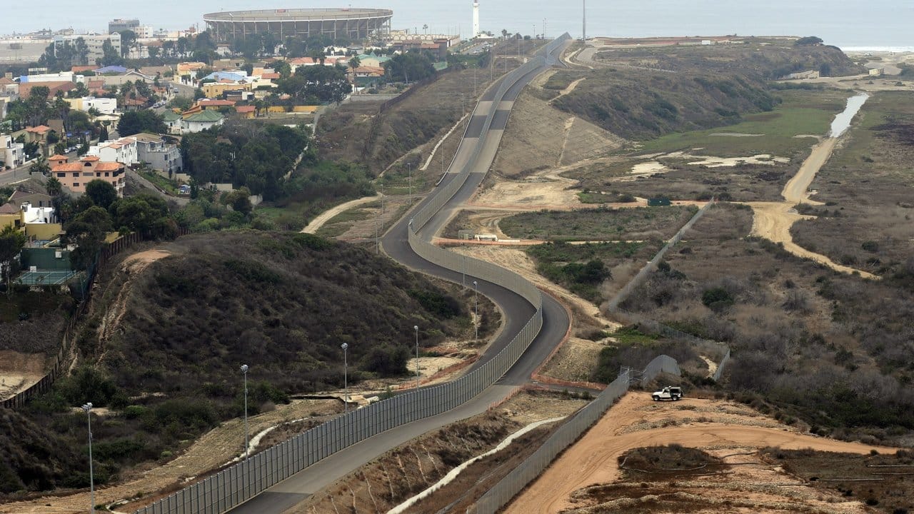 Grenze zwischen Mexiko und Kalifornien: Hier will Donald Trump noch einmal kräftig dazubauen - bislang aber mit wenig Erfolg.