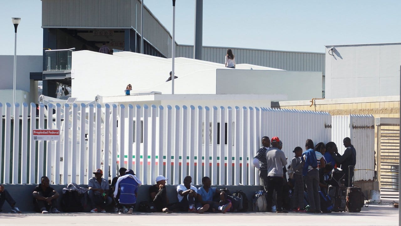 Haitianische Migranten warten in Tijuana auf eine Chance, die Grenze zwischen Mexiko und den USA zu überwinden.