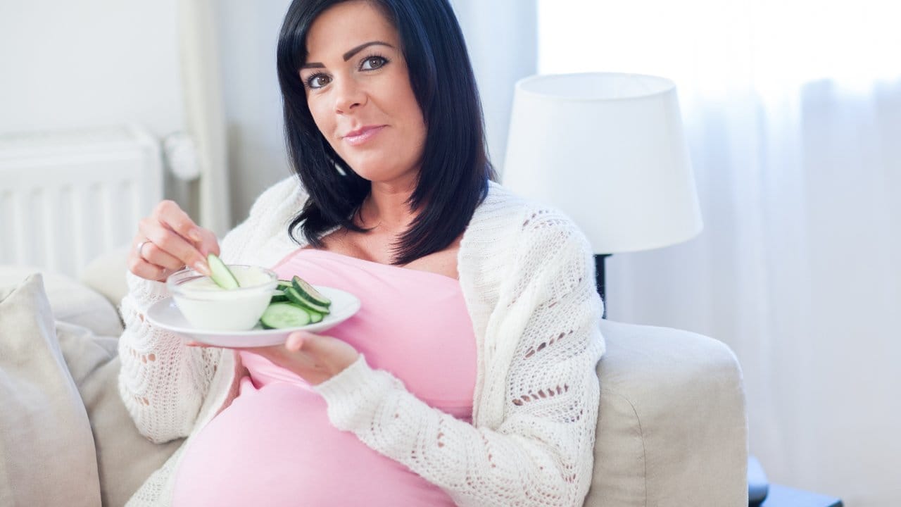 Gesunder Snack zwischendurch: In der Schwangerschaft ist gute Ernährung besonders wichtig - denn auch das Kind bekommt etwas davon mit.