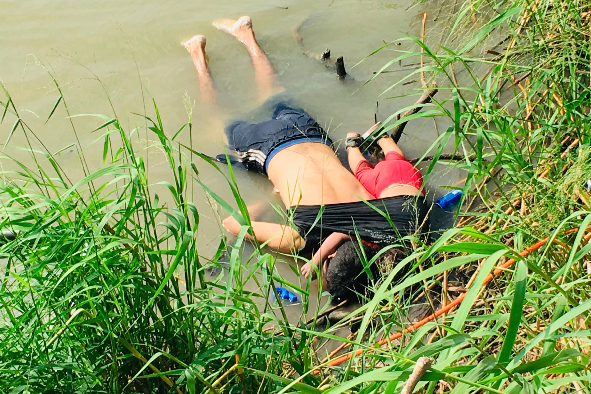 Die Körper von Óscar Alberto Martínez Ramírez und seiner Tochter liegen im Rio Grande. Das 23 Monate alte Mädchen hat noch seinen Arm um ihren Vater gelegt.