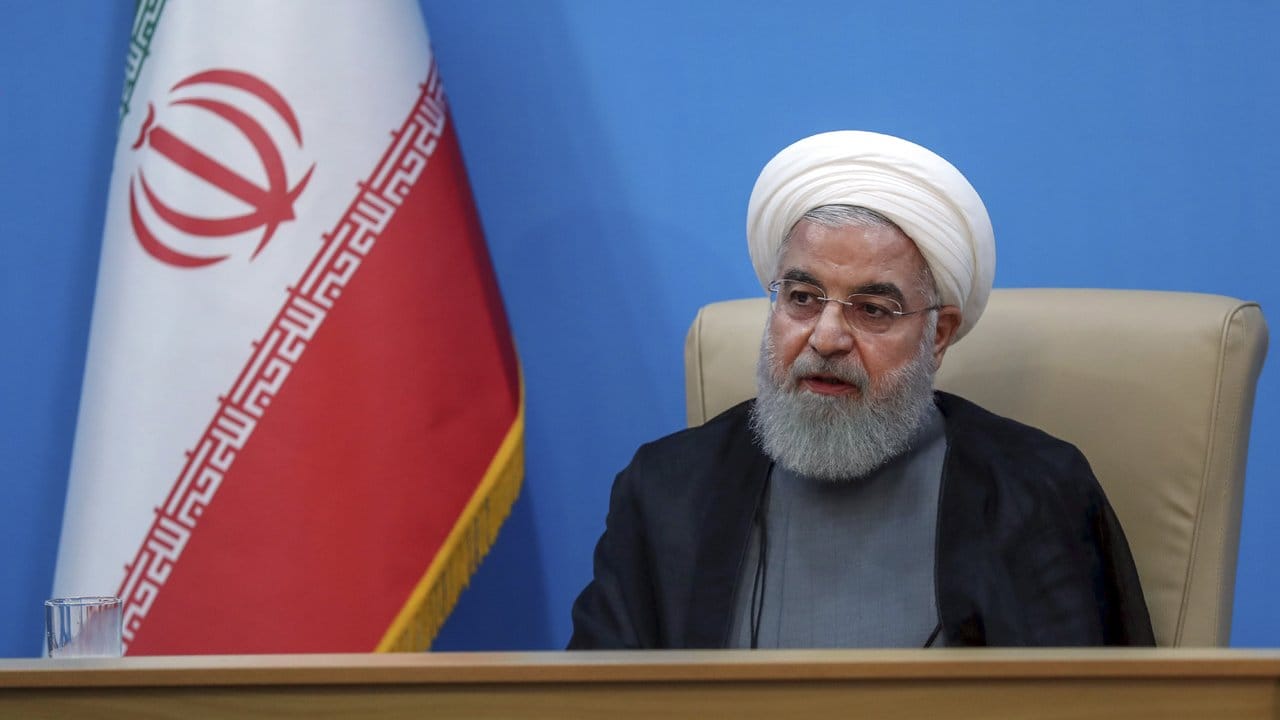Irans Präsident Hassan Ruhani bezeichnet die jüngsten Sanktionen der USA gegen den obersten Führer des Landes, mehrere hochrangige Kommandeure der Revolutionsgarden sowie die geplanten Sanktionen gegen Außenminister Sarif als "unverschämt".