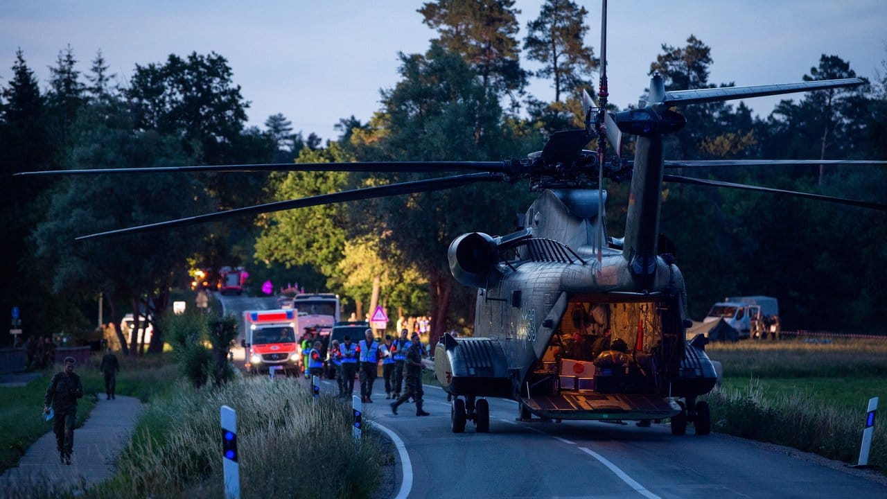 In der Nähe einer der Absturzstellen steht ein Sikorsky CH-53 Transporthubschrauber vom Luftfahrtamt der Bundeswehr.