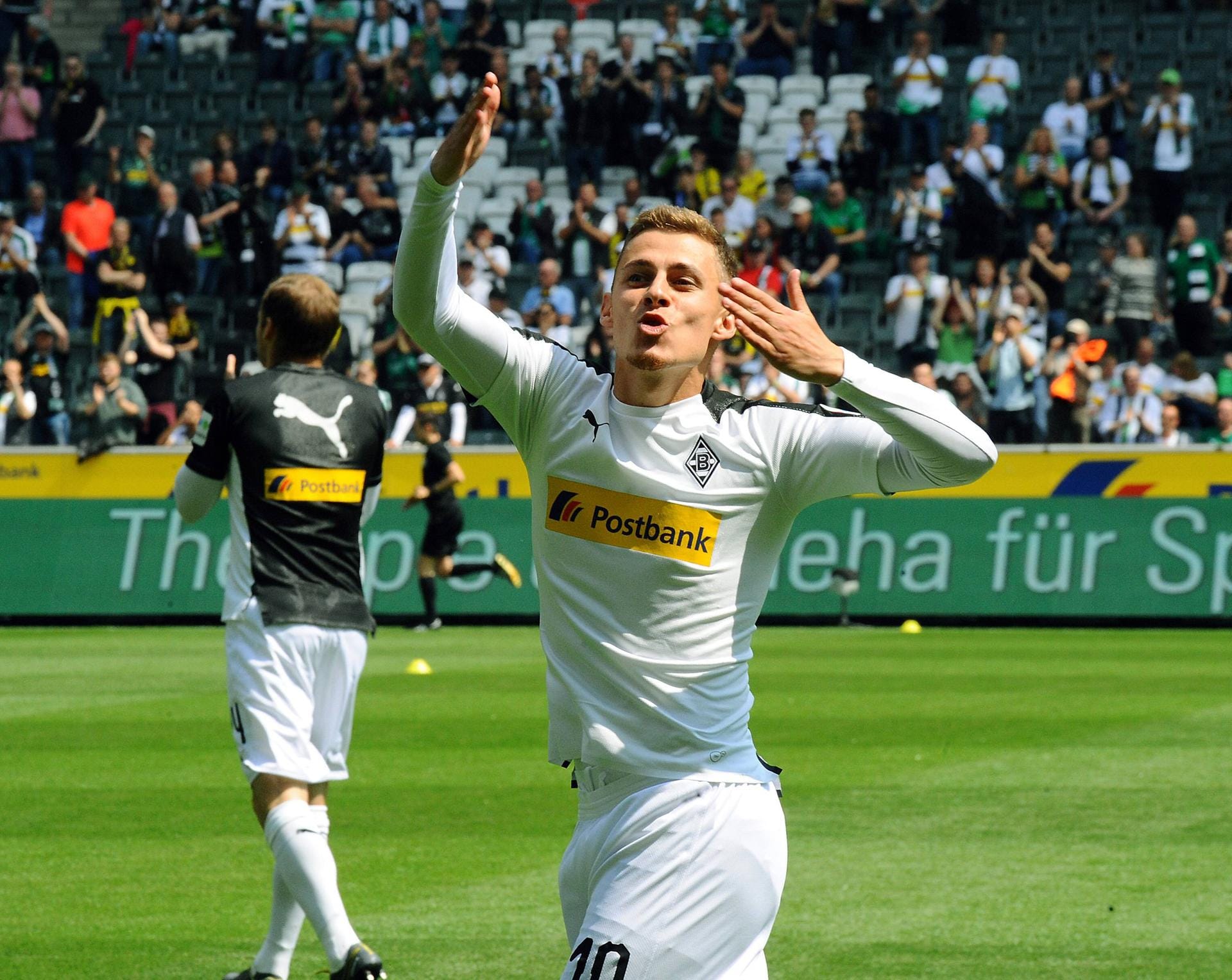 Auch im Fall von Thorgan Hazard bedient sich Dortmund bei einem Bundesligakonkurrenten. Der Mittelfeldspieler kommt von Borussia Mönchengladbach. Ablösesumme: 25,5 Millionen Euro.