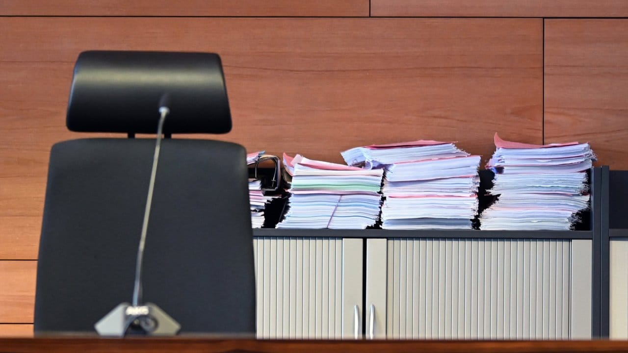 Akten zum Prozess um eine Gruppenvergewaltigung in Freiburg Mitte Oktober 2018 im Gerichtssaal.