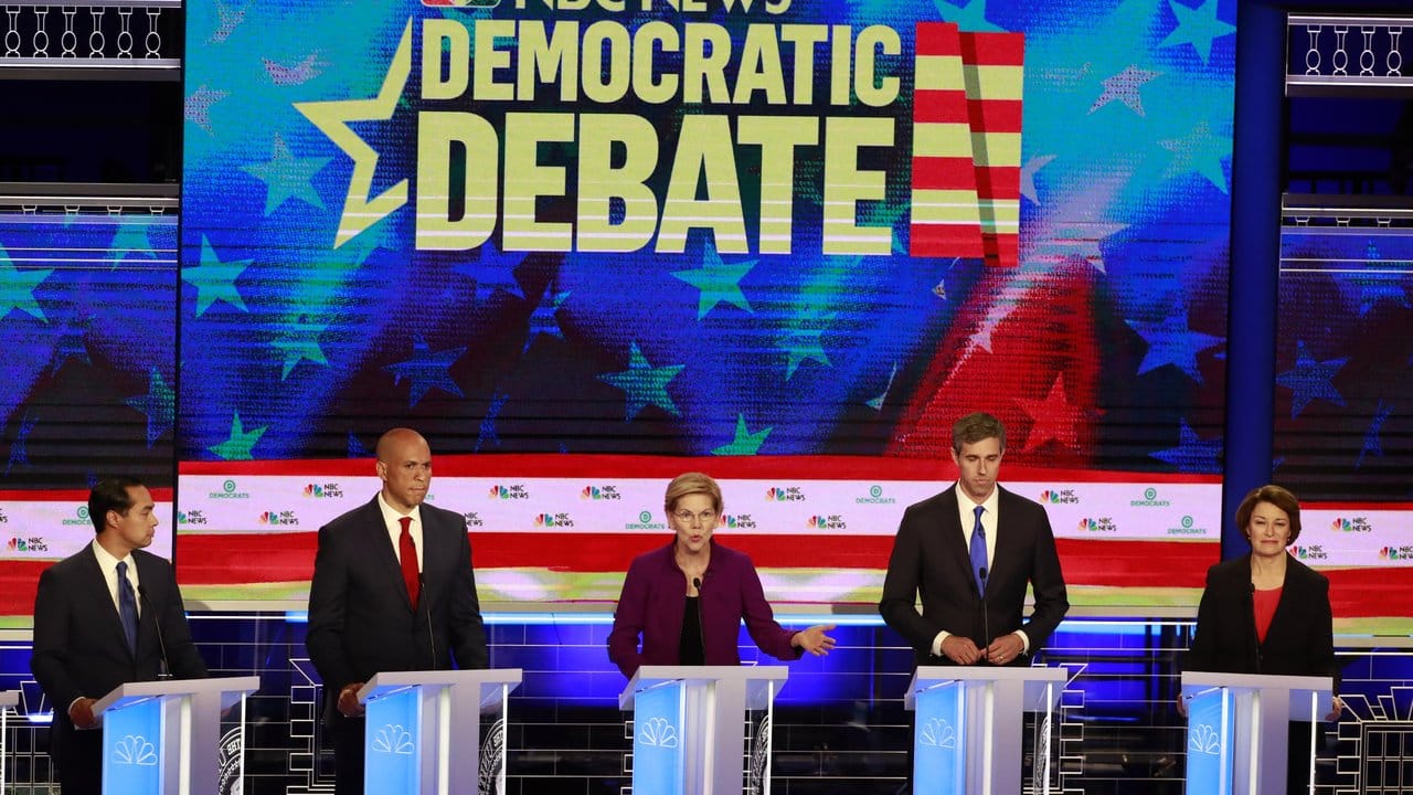 In Florida treten die ersten zehn demokratischen Kandidaten um die Präsidentschaftskandidatur in einer TV-Debatte gegeneinander an.