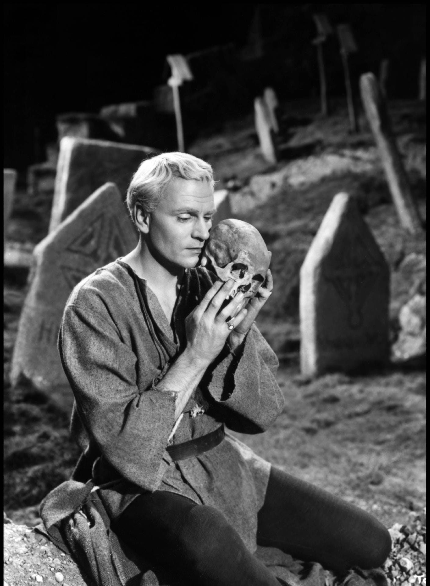 Hamlet (hier im Film von Laurence Olivier, 1948) ist eine der bedeutendsten Figuren aus dem Shakespeare-Theater. Einige Eltern benennen prompt ihr Kind nach ihm. Auch die Namen Ophelia, Laertes, Otello, Desdemona, Romeo oder Macbeth kommen in Deutschland vor.