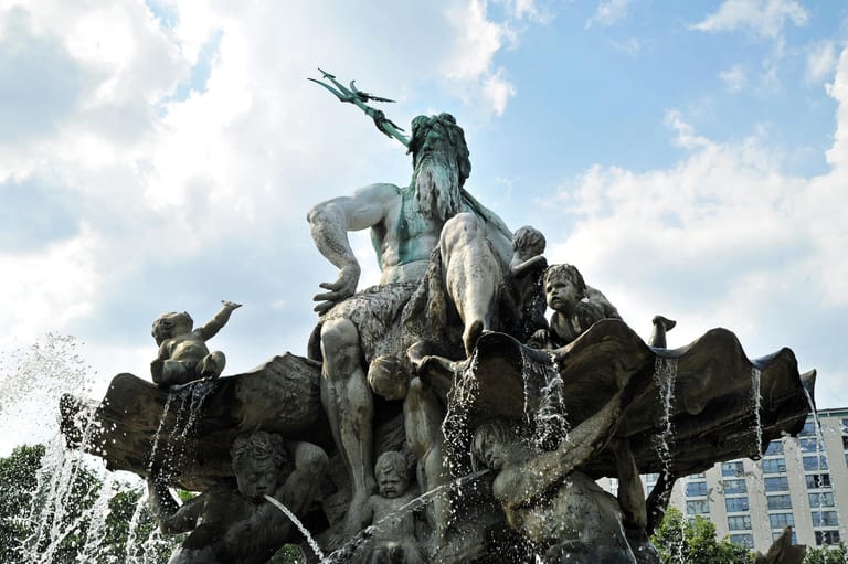 Eine Neptun-Statue steht in Berlin. Viele exotische Vornamen stammen aus der griechischen und römischen Mythologie. Dazu gehören Poseidon, Odissey, Zeus oder Herkules.