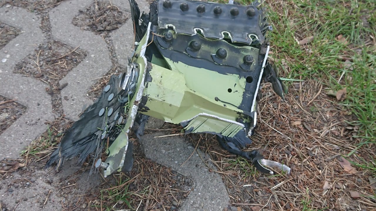 Ein Wrackteil eines der beiden abgestürzten "Eurofighter" auf einem Parkplatz im Ort Nossentiner Hütte.