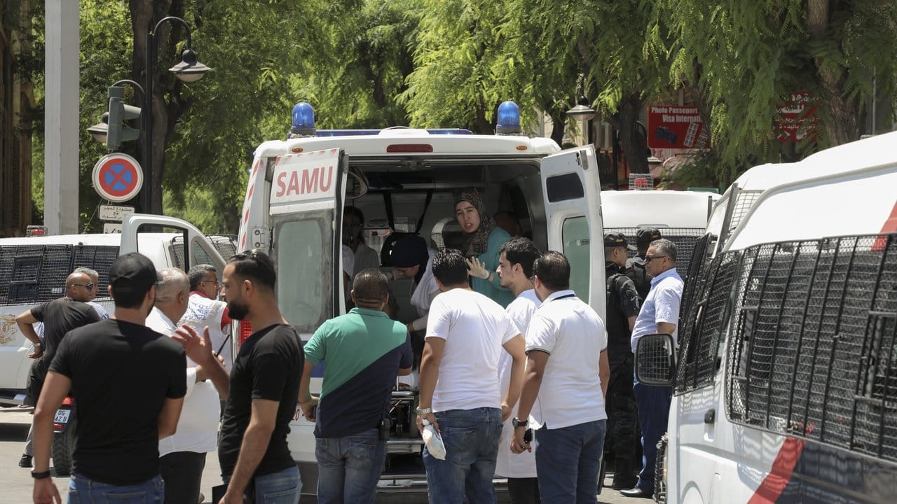 Nach den Anschlägen: Krankenwagen und Sanitäter beim Einsatz in Tunis.