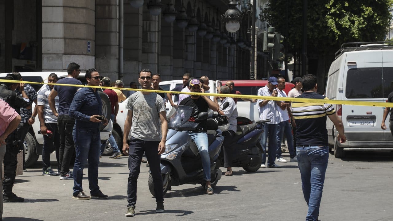 In der tunesischen Hauptstadt Tunis sind bei zwei Selbstmordanschlägen mindestens neun Menschen verletzt worden.