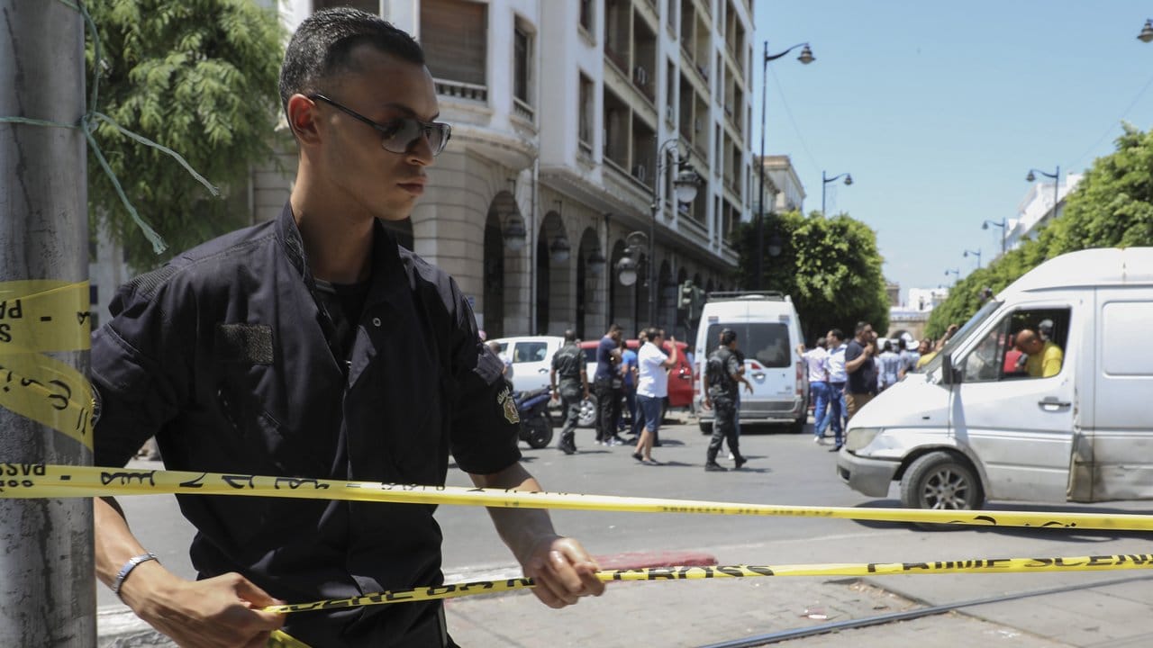 Ein Polizist sperrt den Tatort in Tunis ab.