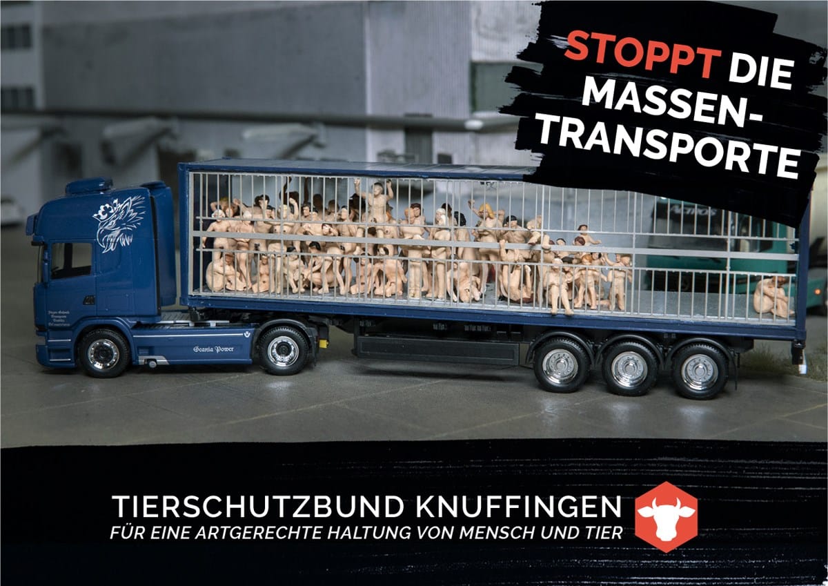 Zusammmengepferchte Figuren im Viehtransporter. Die Botschaft: Stoppt die Massentransporte.