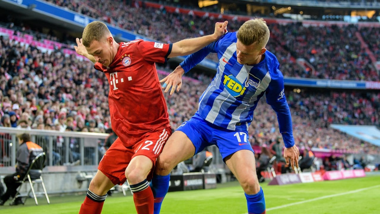 Bayern-Profi Joshua Kimmich (l) im Zweikampf mit Maximilian Mittelstädt von Hertha BSC.