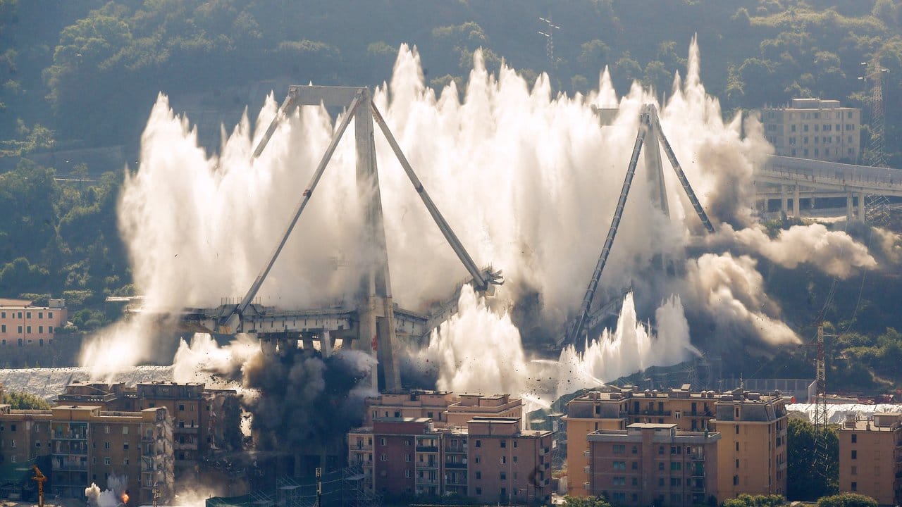 Die verbliebenen Pfeiler der Morandi-Brücke werden gesprengt. Die verbliebenen Pfeiler der Morandi-Brücke werden gesprengt.