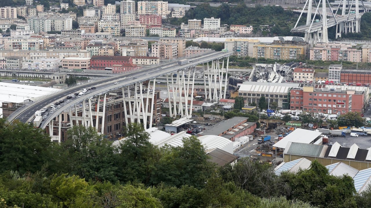 Autos auf der teilweise eingestürzten Autobahnbrücke Ponte Morandi in Genua. Autos auf der teilweise eingestürzten Autobahnbrücke Ponte Morandi in Genua.