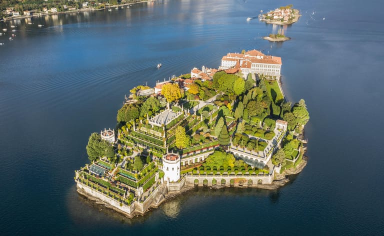 Isola Bella: Aus der Ferne betrachtet erinnert die Insel im Lago Maggiore an ein riesiges Schiff.
