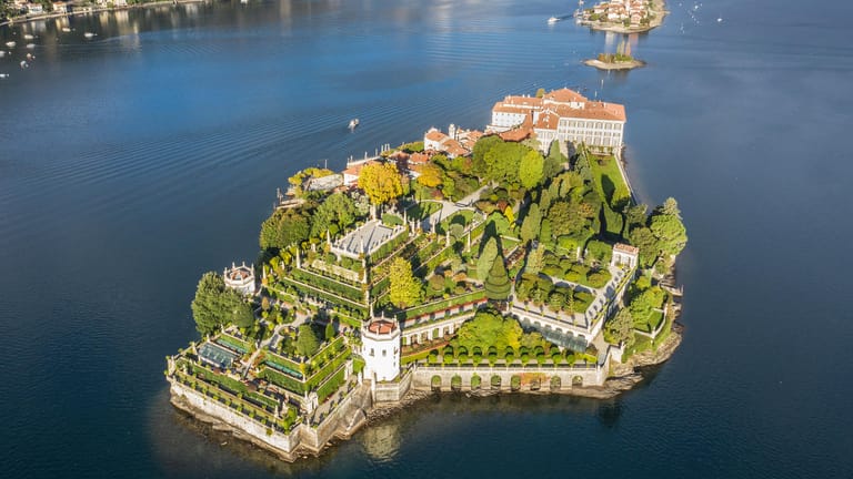 Isola Bella: Aus der Ferne betrachtet erinnert die Insel im Lago Maggiore an ein riesiges Schiff.