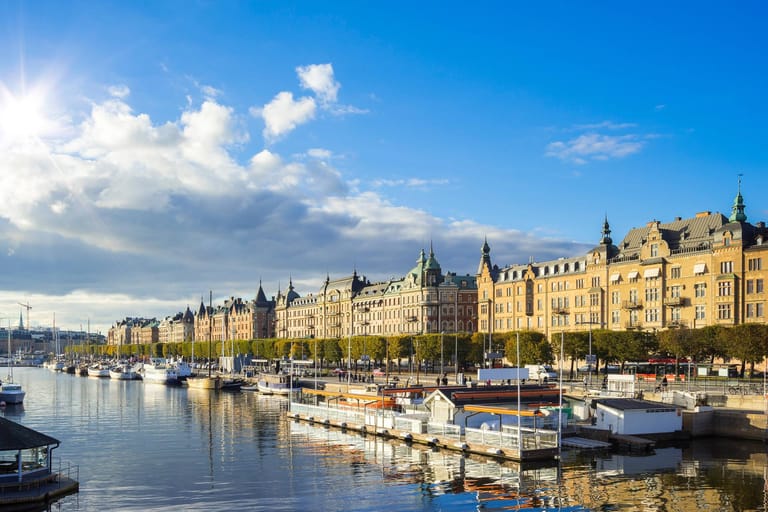 Häuserfront in Stockholm am Ufer des Maelarsees: Das Gewässer ist der drittgrößte See Schwedens.