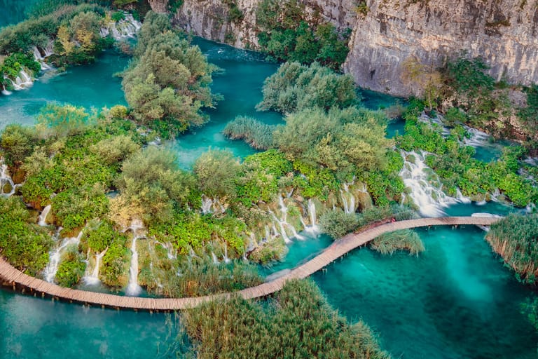 Plitvicer Seen: Das Gewässer besteht aus 16 kaskadenförmigen Seen, die über Wasserfälle mit einander verbunden sind.