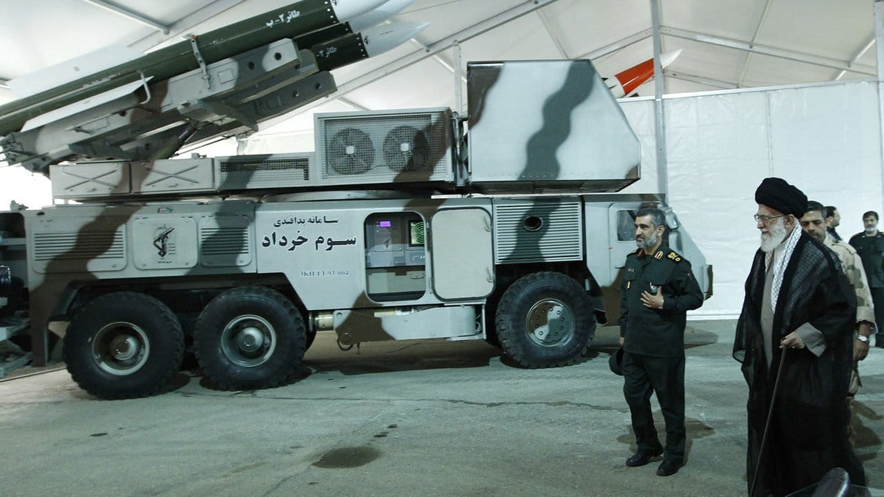Iranische Waffen: Ajatollah Ali Chamenei (r), geistlicher Führer des Iran, in einer Ausstellung der Luft- und Raumfahrtdivision der Revolutionsgarde.