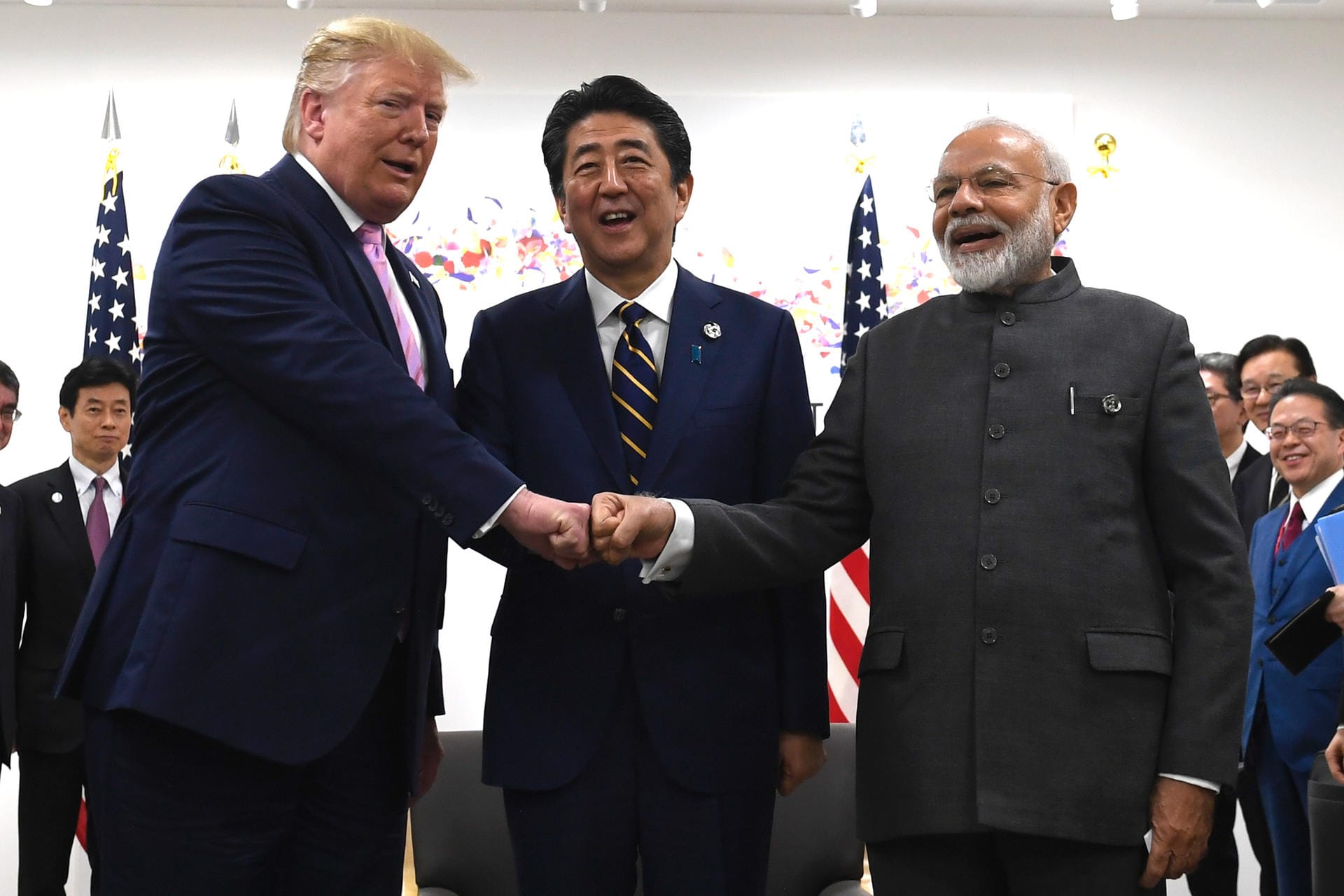 Wer schüttelt wem die Hand, wem zuerst und wie lange? US-Präsident Donald Trump macht da nicht mit. Beim Dreier-Treffen mit Gipfel-Gastgeber Shinzo Abe (Japan) und dem indischen Premierminister Narendra Modi stießen die Staatsmänner wie Sportler die Fäuste gegeneinander.