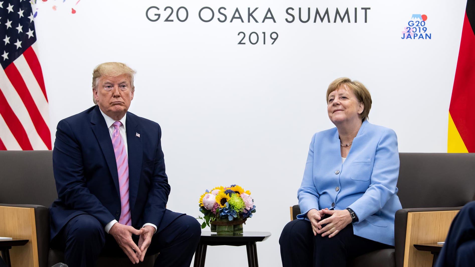 Die Kanzlerinnen-Raute ist legendär: Angela Merkel faltet die Hände seit Jahren bei Auftritten in ihrer typischen Form. In Osaka fand sie einen Bruder im Geiste: ausgerechnet US-Präsident Donald Trump. Ob mehr dahinter steckt? Merkel und Trump wird ein Verhältnis wie Katz und Maus nachgesagt.