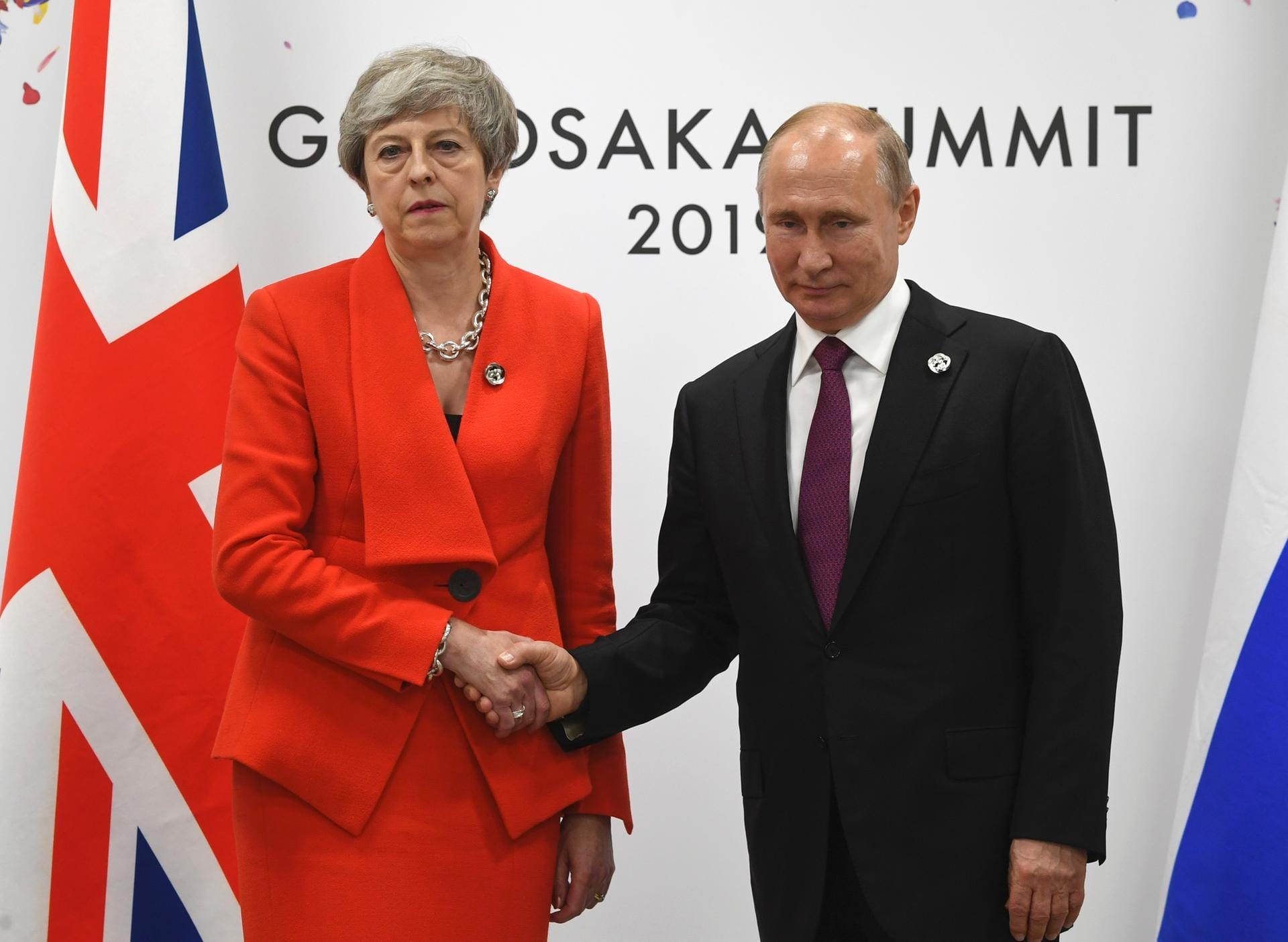 Mehr als frostig fiel die Begrüßung der britischen Premierministerin Theresa May für Wladimir Putin aus. Mit Blick auf das Giftgasattentat von Salisbury forderte sie Russland auf, sämtliche "verantwortungslosen und destabilisierenden" Aktivitäten zu beenden. Putin wies erneut jede Verantwortung von sich.